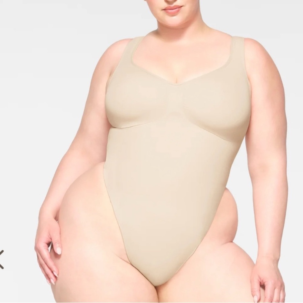 NEW SKIMS Seamless Sculpt Scoop Neck Thong Bodysuit Shapewear, Nude Sand Size XL
